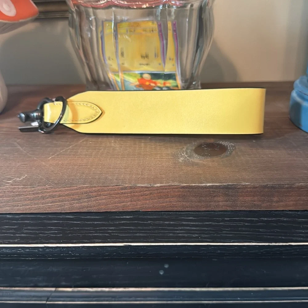 🐥🍌🍯🔅Coach Yellow key Accessory - Picture 5 of 5